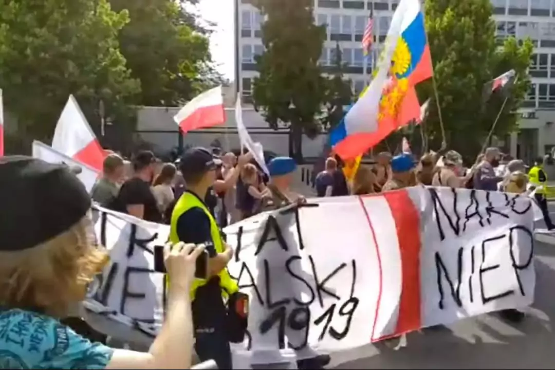 Российский флаг неожиданно появился на акции противников ЛГБТ в Варшаве. Это взорвало соцсети
