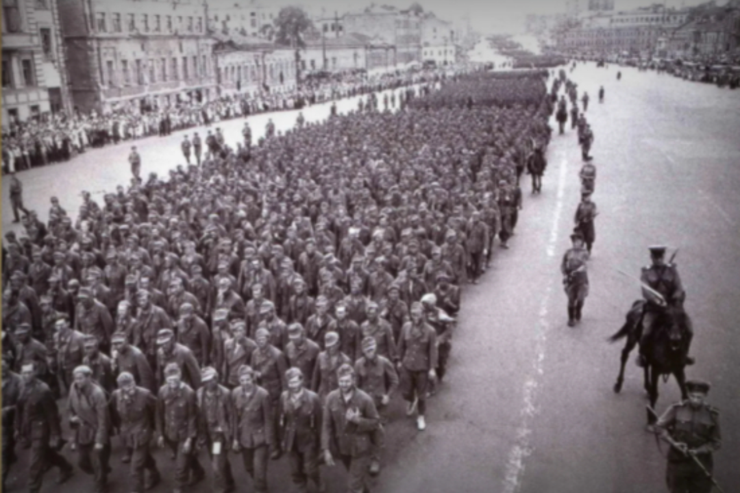 Зачем Иосиф Сталин устроил марш военнопленных немцев в центре Москвы в 1944 году