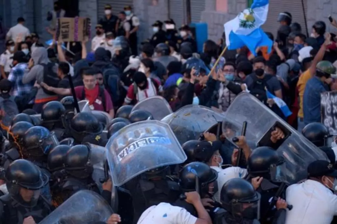 Протестующие в Гватемале требуют отставки президента Алехандро Джамматеи