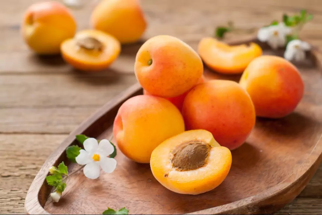 Как оказалось, в свой рацион стоит ввести абрикосы. Этот прекрасный летний продукт прекрасно отражается на здоровье костей. Богатый состав абрикосов позволяет кальцию полноценно усваиваться.
