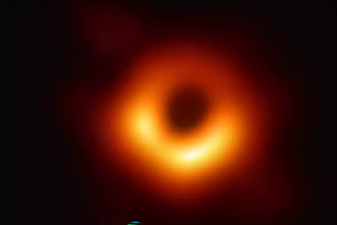 Еще несколько лет назад это было невозможно, но новые технологии позволили нам увидеть невидимое. Теперь черные дыры - это не просто теория.