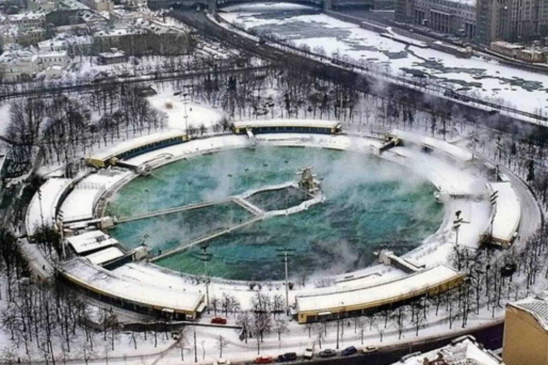 Что стало с крупнейшим в СССР бассейном "Москва"?