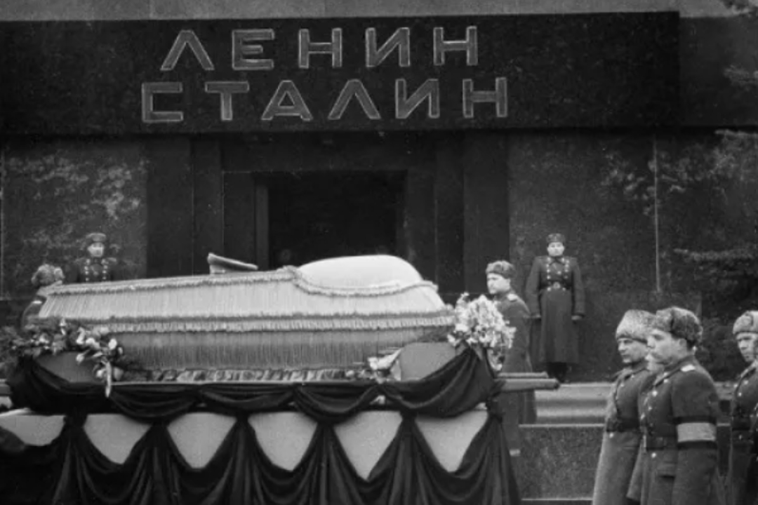 Сталин прощание. Сталин Иосиф Виссарионович похороны. Похороны Сталина 1953 мавзолей. Мавзолей Ленина Сталина 1953.