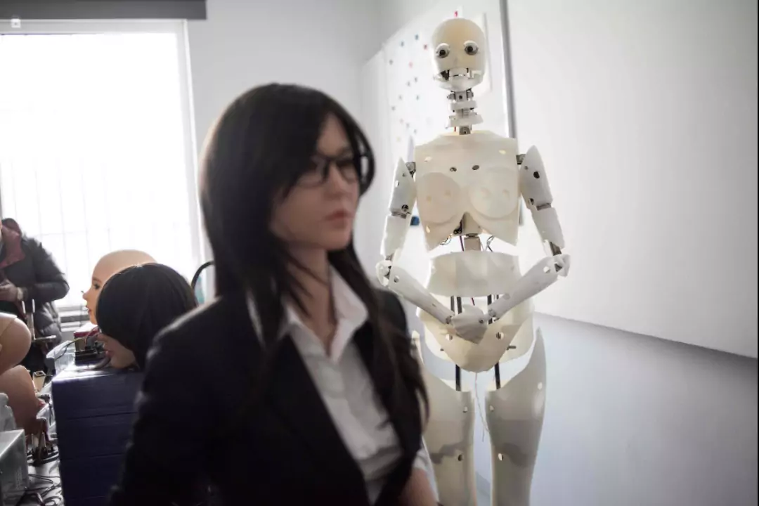 Техническая кукла с искусственным интеллектом