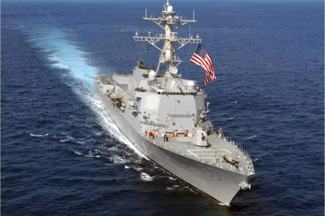 Российский противолодочный корабль заблокировал эсминец США в Японском море