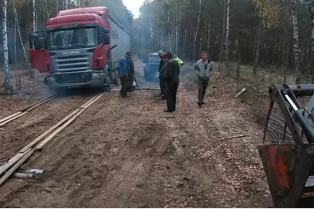 Польские фермеры организовали целую спасательную операцию, чтобы вытащить белорусского дальнобойщика