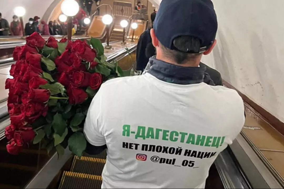 Дагестанец с цветами снова заставил говорить о своей нации пассажиров московского метро