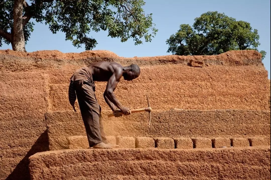 Мы все привыкли к тому, что кирпичи делают из глины. Но существуют места, где их добывают, как например карьер Караба в Буркина-Фасо.