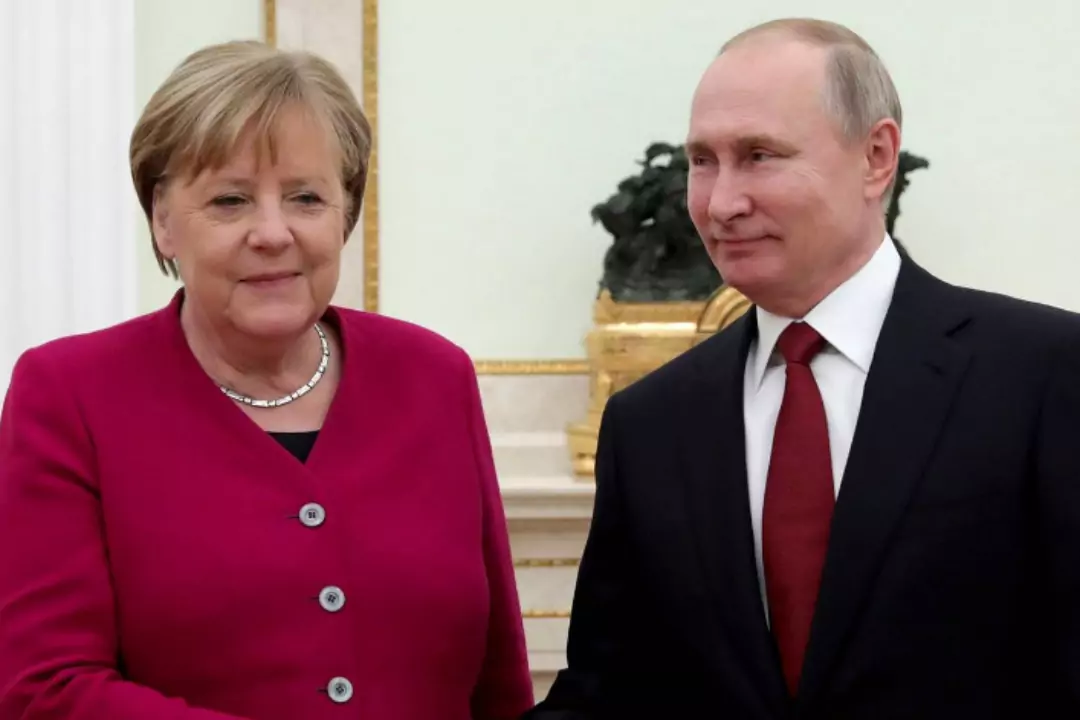 Меркель предупредила Путина о последствиях вторжения России в Украину