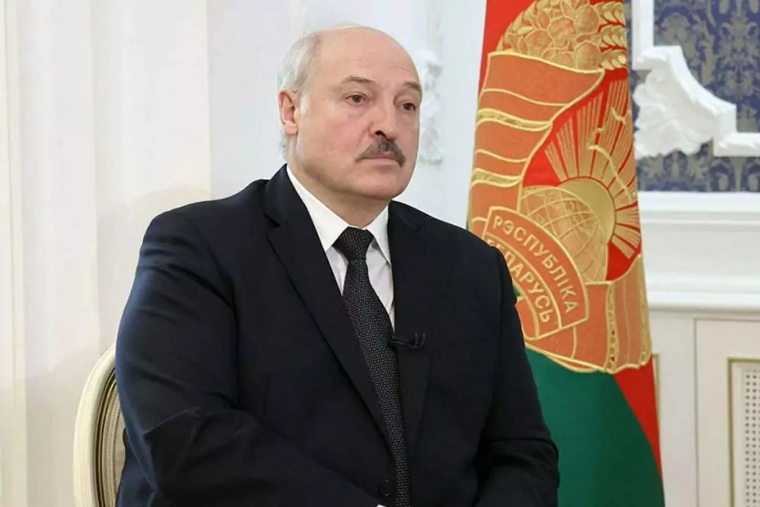 Лукашенко потребовал по-военному ответить на санкции Запада