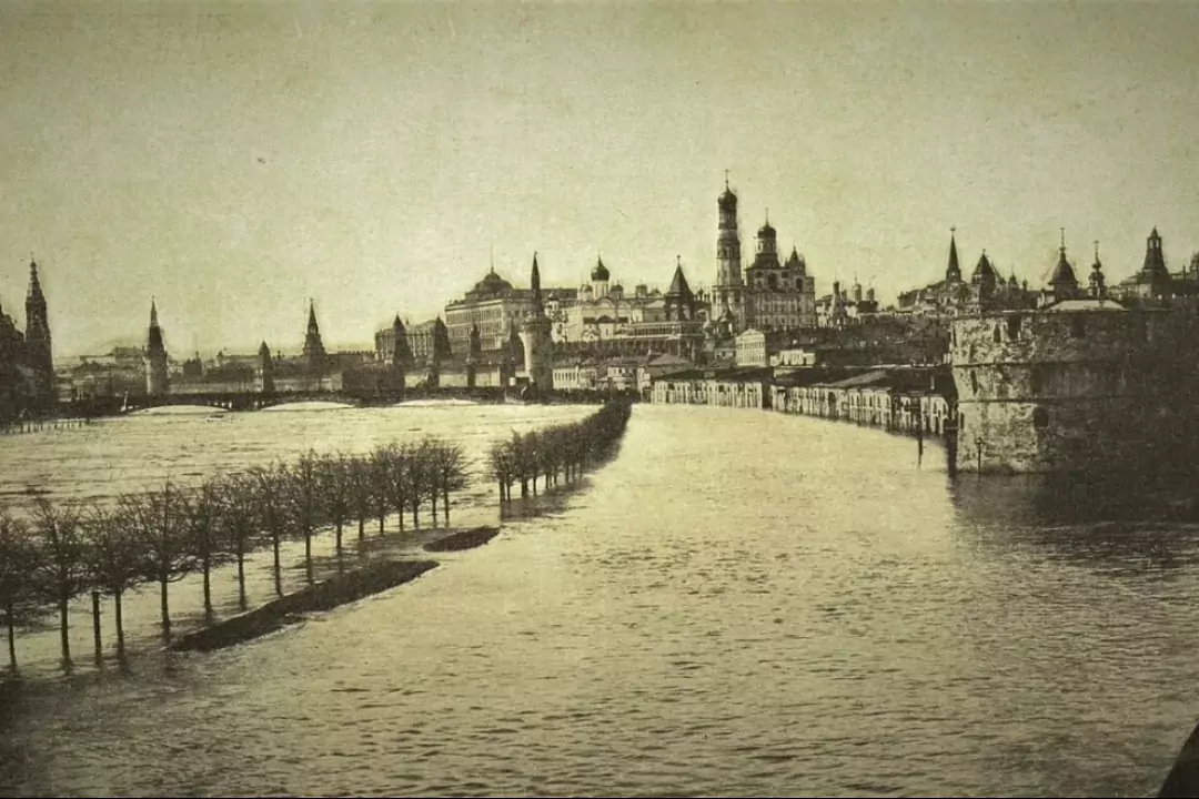 Большая начало 1. Наводнение в Москве 1908. Наводнение в Москве 1908 года. Наводнение 1908 года в Москве Кремль. Софийская набережная наводнение 1908 года.