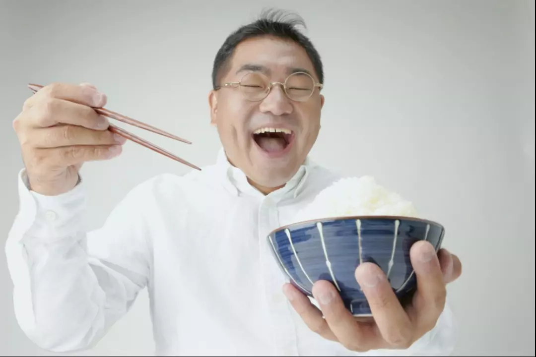 Бывший китайский. Китайцы едят палочками. Японцы едят палочками. Что едят японцы. Китайцы едят рис палочками.