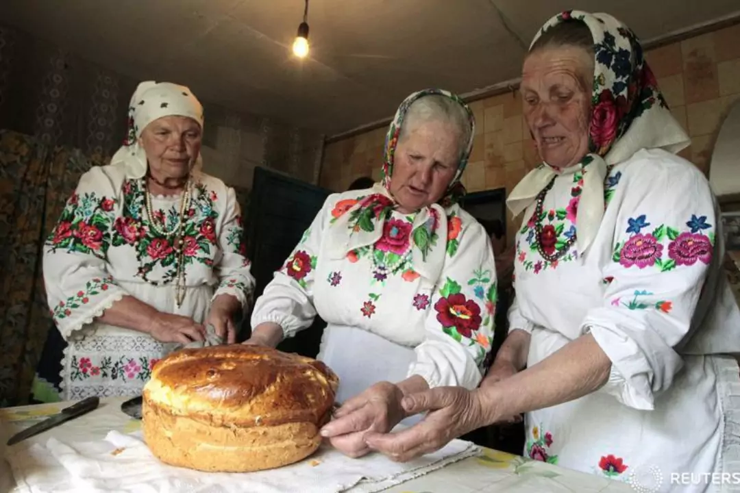 Пенсионерам беларуси. Белорусская бабушка. Белорусские бабушки в национальном костюме. Белорусские пенсионеры. Пенсионеры в деревне.