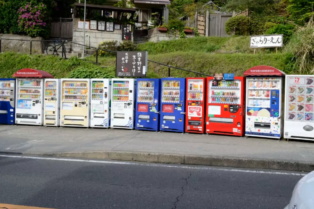 Японские автоматы, где продается все: презервативы, сладости и бензин