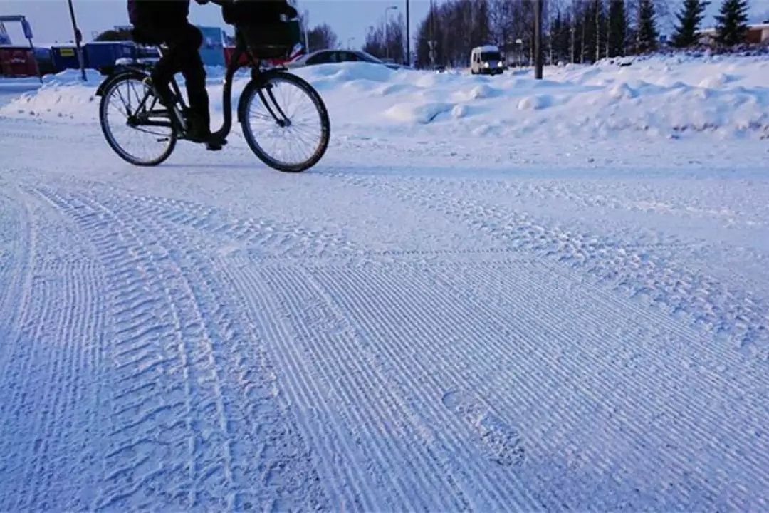 Финские ученики на двухколёсном друге спешат на встречу знаниям даже в лютый мороз