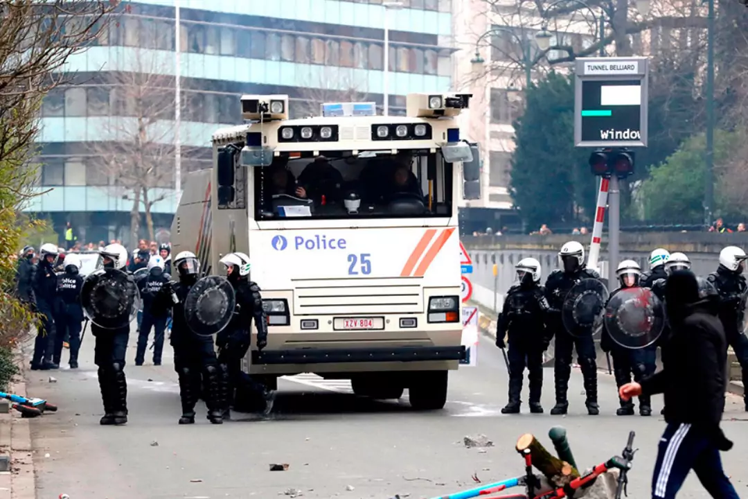 Полицейские Брюсселя распылили слезоточивый газ на митинге против коронавирусных мер