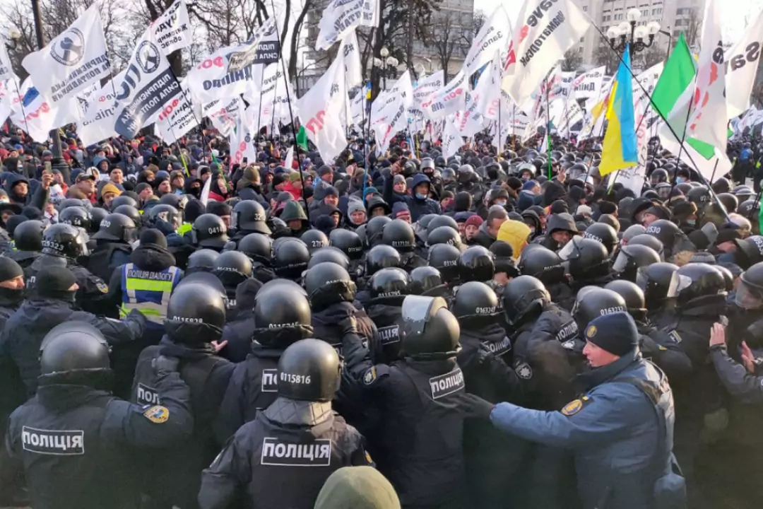 СМИ: На Украине скончался участник митинга после стычек с полицией в Киеве