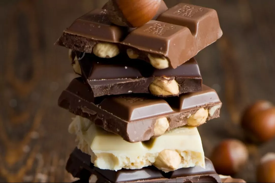 Есть мнение, что даже скромный кусочек шоколада может спровоцировать прыщи и на идеальной коже.