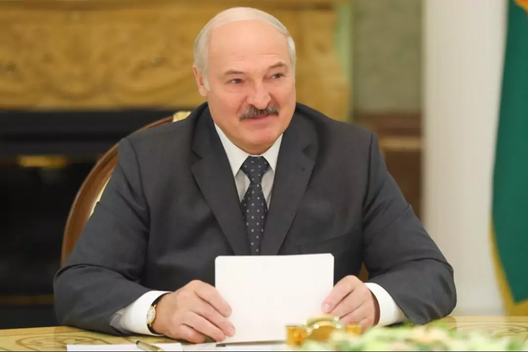 Лукашенко подписал указ о переводе. Лукашенко. Лукашенко подписывает. Глава Белоруссии. Лукашенко подписывает указ.