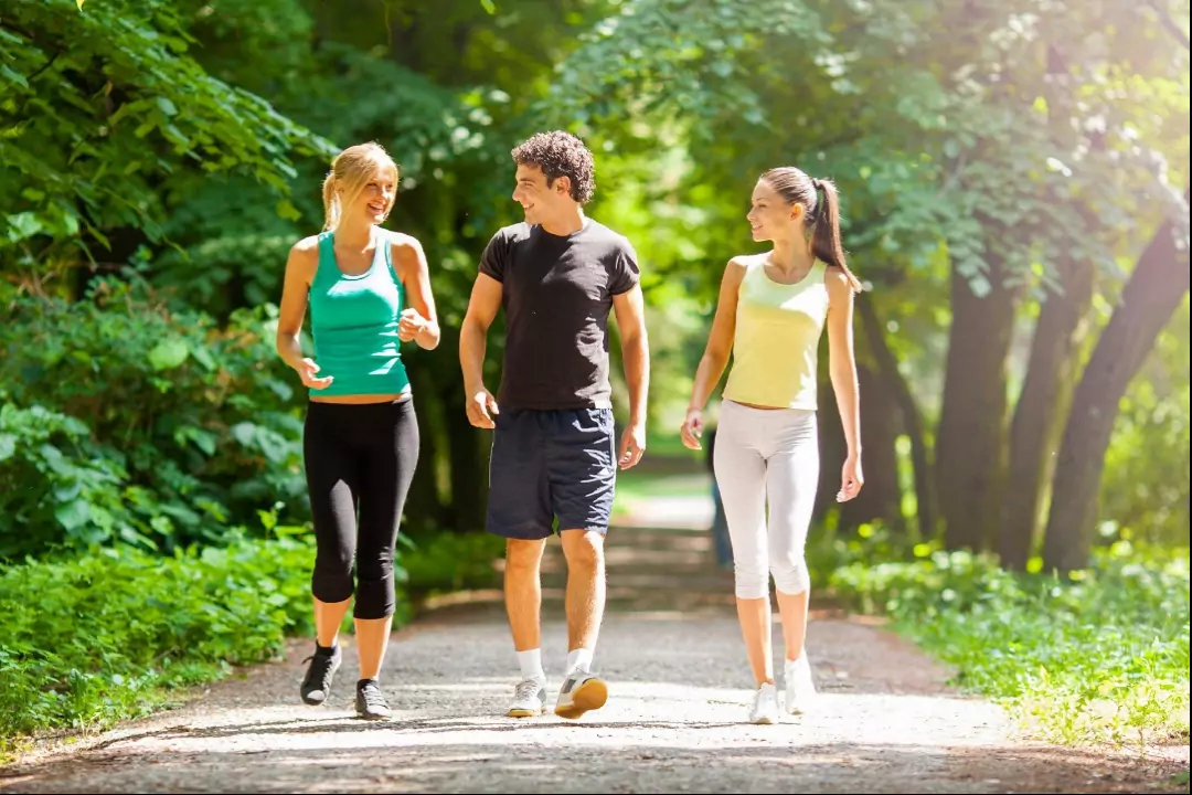 Прогулки помогут совместить приятное с полезным: и время можно хорошо провести, и от лишнего веса избавиться.