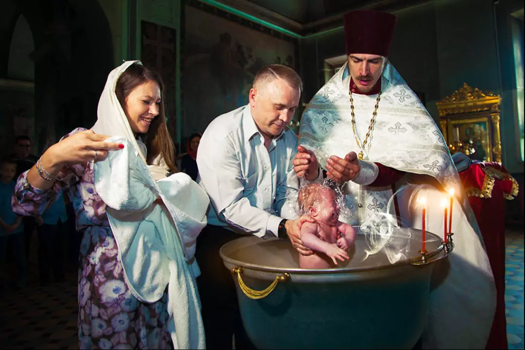 Что делает крестная во время крещения. Крещение ребенка. Крещение в церкви. Православные крестины. Крестины в храме.
