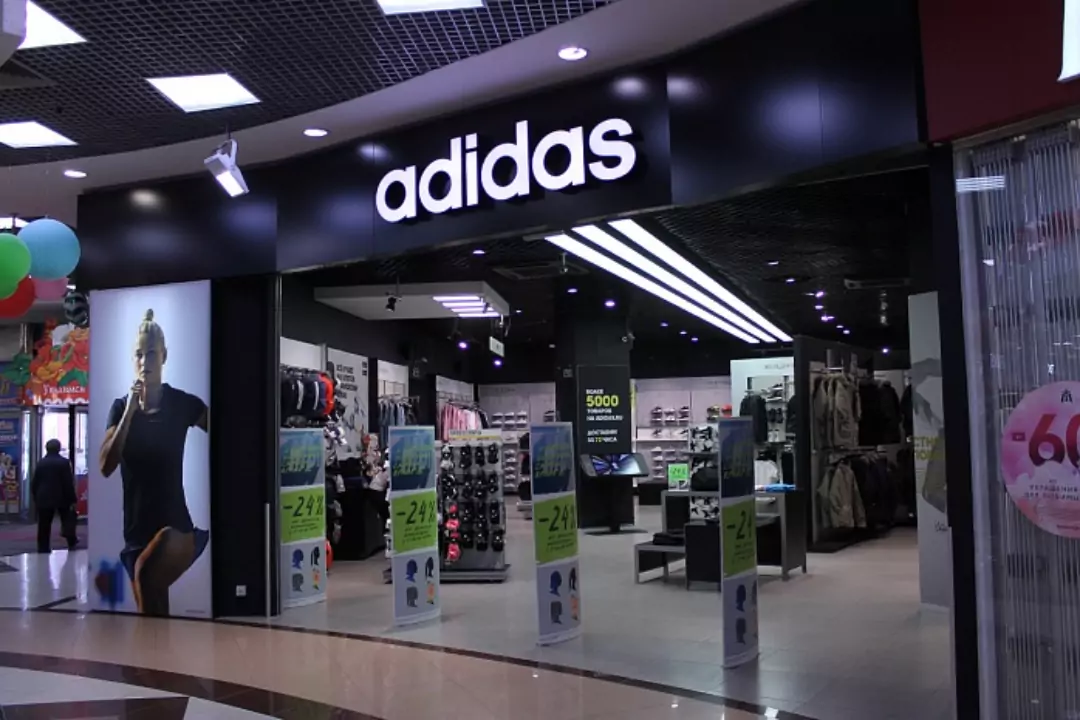 Адидас гринвич. Adidas Store. Магазин одежды адидас. Магазин адидас фото. Магазины адидас в России.