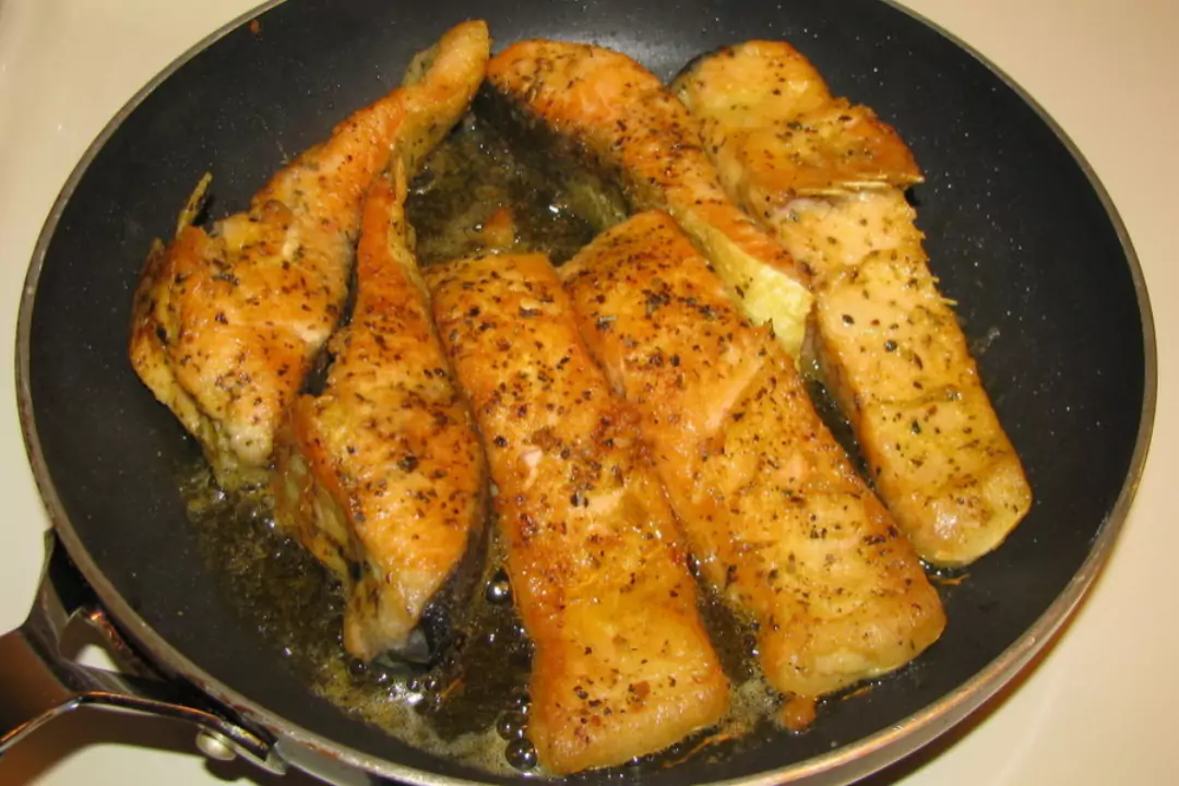 Вкусный рецепт жареной щуки на сковороде. Рыба на сковороде. Жареная рыба на сковороде. Жареная рыбка. Жареная щука.