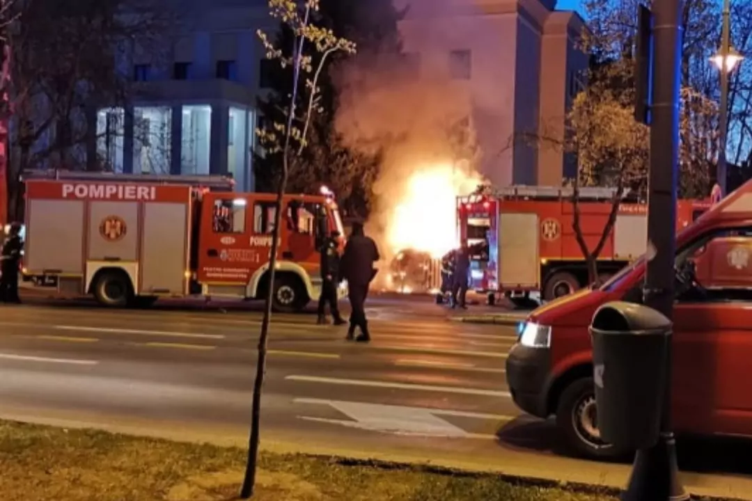 В забор посольства РФ в Бухаресте врезался автомобиль, после столкновения машина загорелась