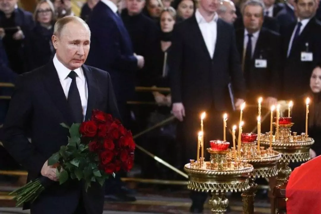 Путин принёс букет алых роз ко гробу Жириновского