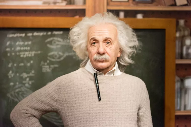 Великий и странный: Альберт Эйнштейн удивлял своим необычным поведением и в быту
