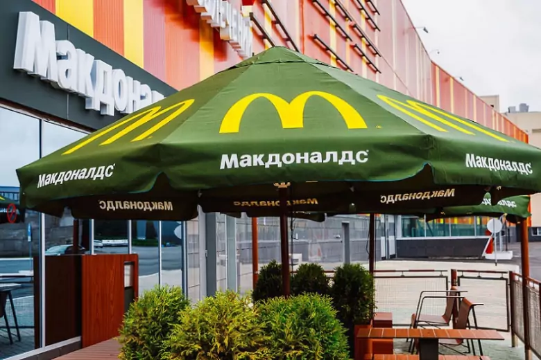 «Макдоналдс» продолжит работу в России под другим брендом в июне