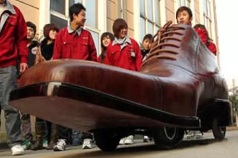 По улицам одного из городов Китая разъезжает электромобиль в виде ботинка огромных размеров
