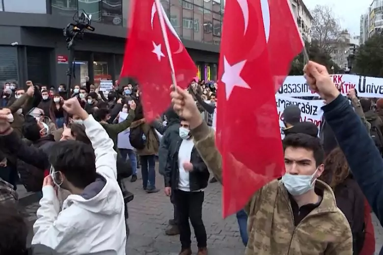 Жители Турции проводят протест под слоганом: Ядерному оружию США не место в Турции