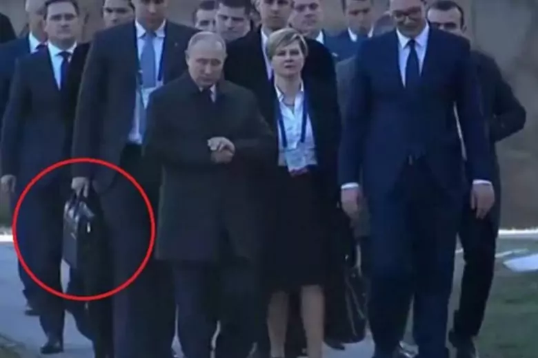 Борисов: Путина всегда сопровождают два офицера с ядерным чемоданчиком