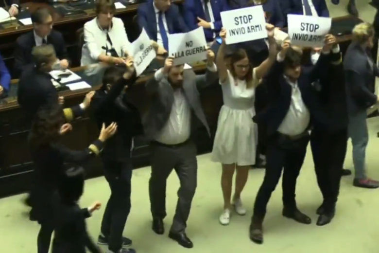 Депутаты в Италии провели акцию против поставок оружия Зеленскому