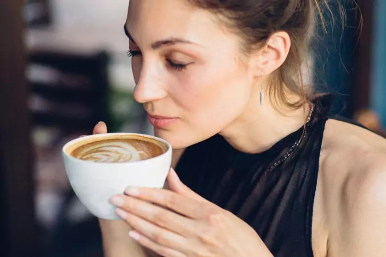 Научное объяснение: почему люди выпив кофе совершают больше покупок