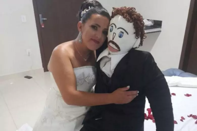 Бразильянка вышла замуж за тряпичного мужчину и "родила" ребенка