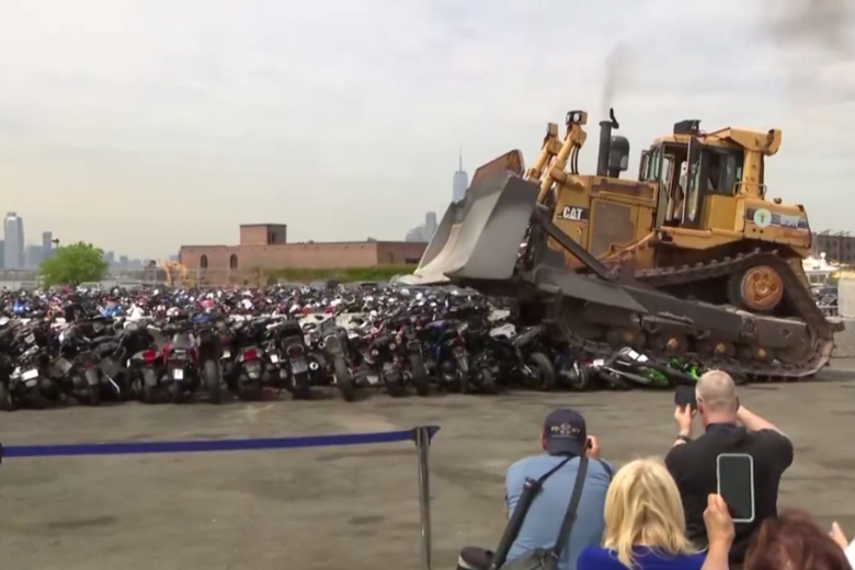 В Нью-Йорке полиция раскатала бульдозером 100 мотоциклов и квадроциклов