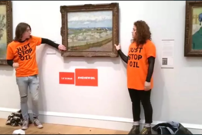 В Лондоне двое экоактивистов приклеились к раме картины Ван Гога «Цветение персика»