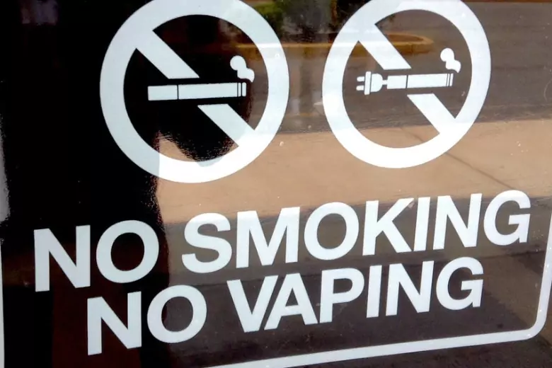 Эксперты спорят, нужно ли запрещать электронные сигареты и продукты для вейпинга