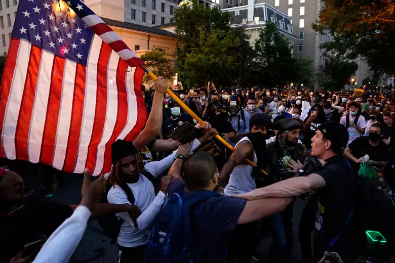 В США вновь массовые протесты после гибели афроамериканца от пуль полиции в штате Огайо