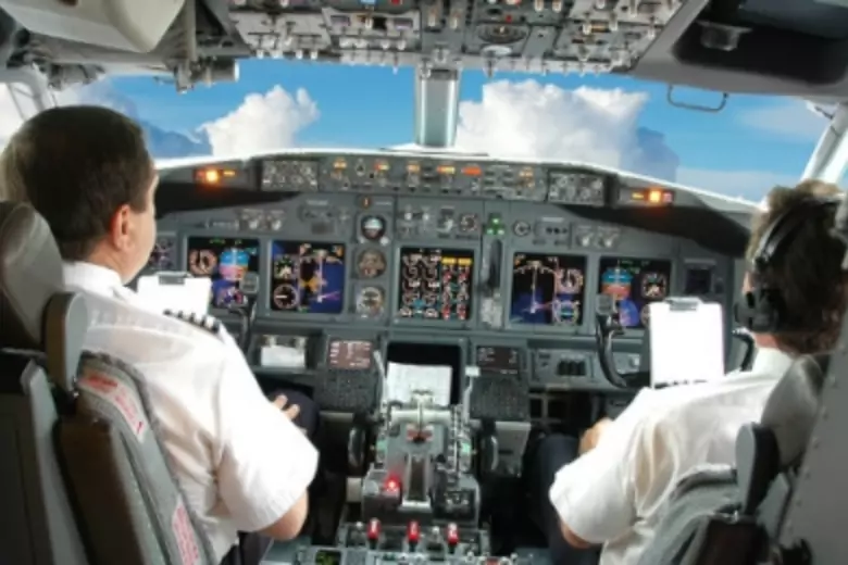 American Airlines предлагает пилотам повышение зарплаты до 64 000 долларов, чтобы решить проблемы с рейсами