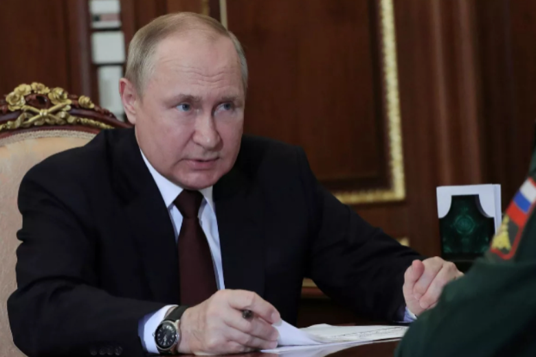 Путин отдал приказ войскам отдохнуть и продолжить денацификацию Украины после освобождения ЛНР