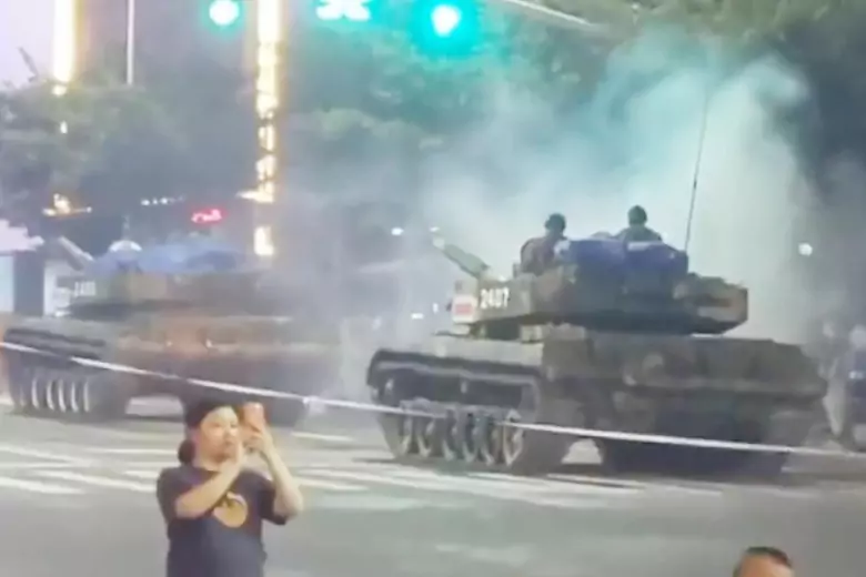В городах Китая танки блокируют доступ людей в банки