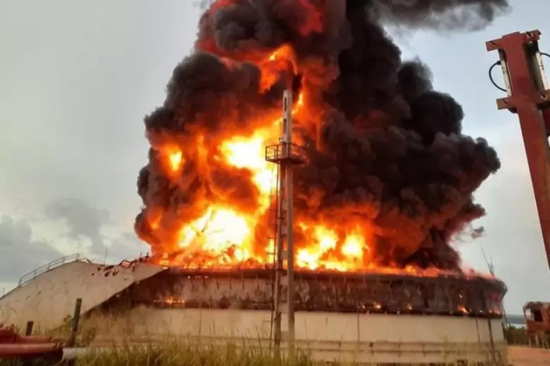 Трагедия на Кубе: молния вызвала пожар на кубинской нефтебазе