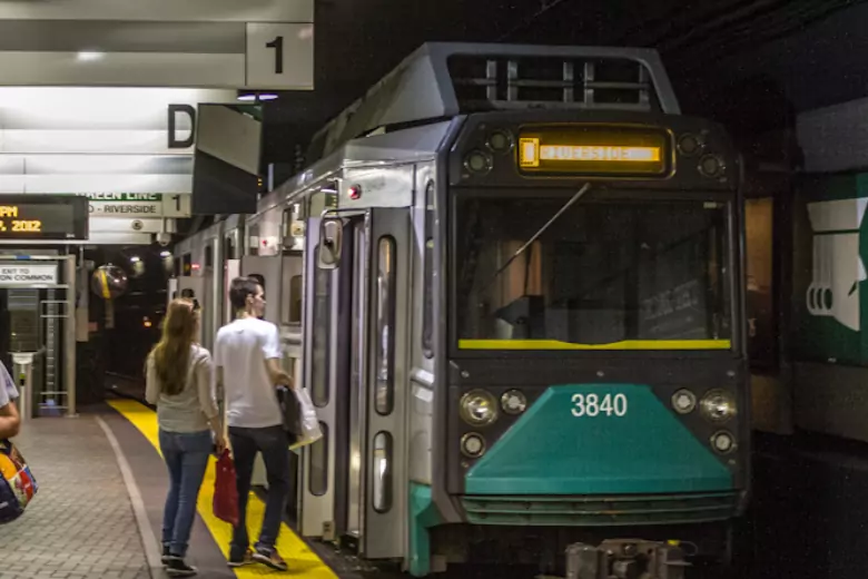 С метро Бостона происходят необыкновенные вещи, пассажиры возмущены