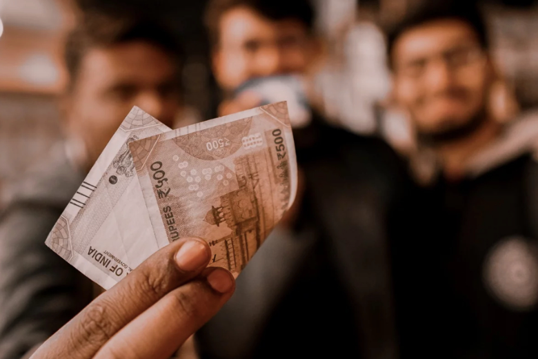 Reuters: Индия начала резко отказываться от доллара при международных расчетах