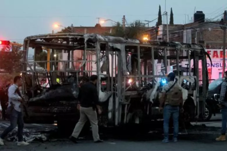 В Мексике жгут машины и магазины из-за ареста деятелей наркокартеля