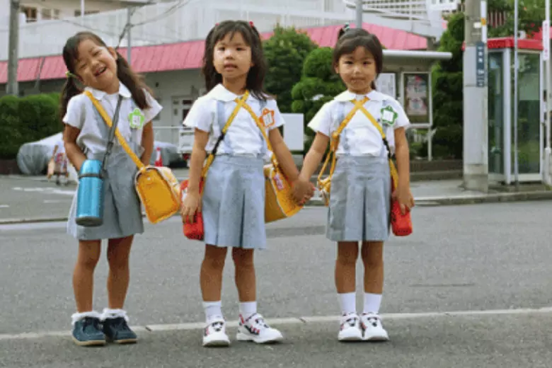 Новое исследование показало, что японские дети ходят не так, как все остальные