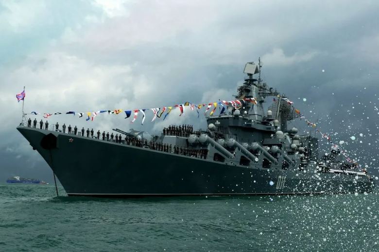 Российский ракетоносный крейсер Варяг перекрыл путь кораблям НАТО в Средиземном море